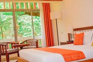 Caja de seguridad en la habitación y ropa de cama 