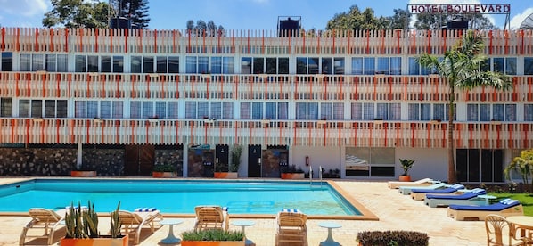 Vista frontal de la propiedad