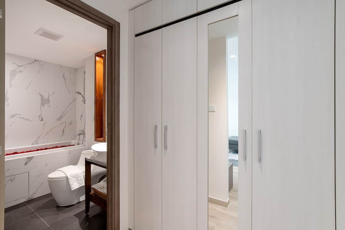 Deluxe Double Room | Bathroom | Shower, hydromassage showerhead, free toiletries, hair dryer