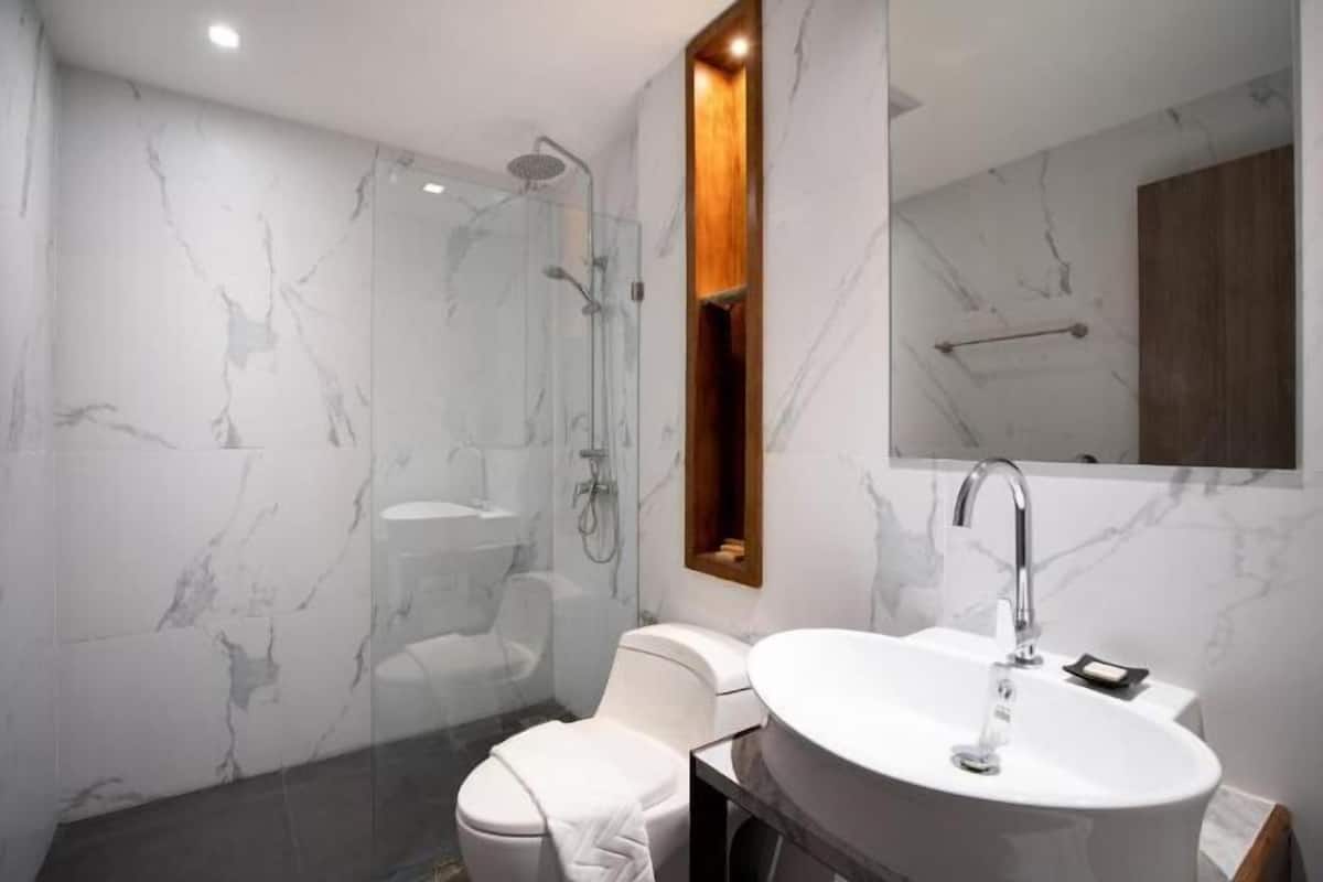 Bathroom | Shower, hydromassage showerhead, free toiletries, hair dryer