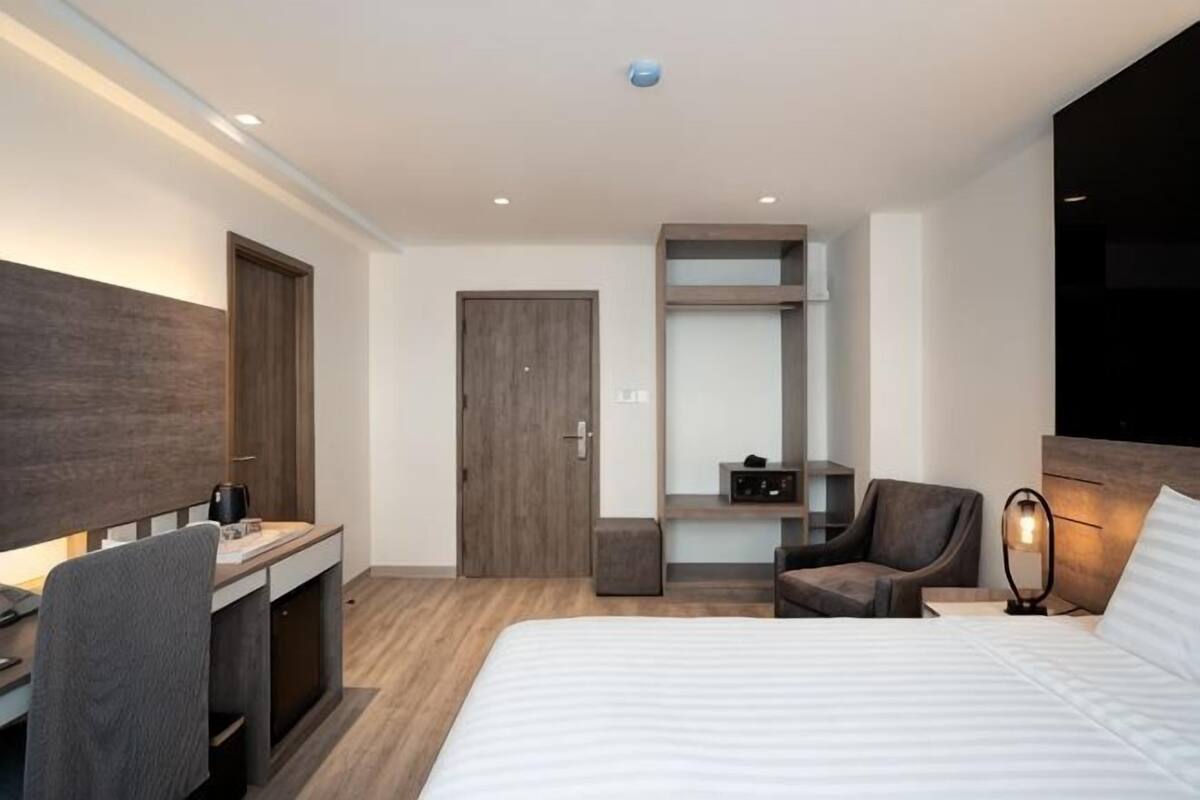 Premium bedding, free minibar items, in-room safe, desk