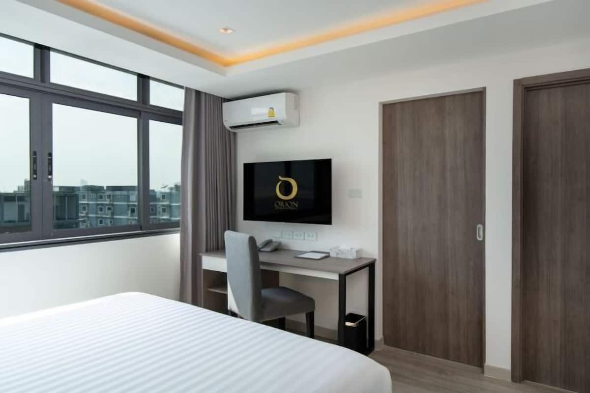 Premium bedding, free minibar items, in-room safe, desk