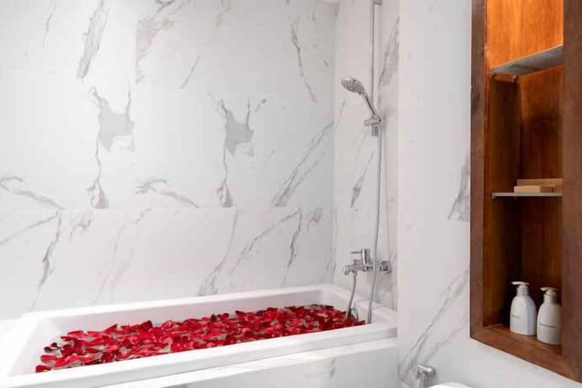 Bathroom | Free toiletries, hair dryer, slippers, towels