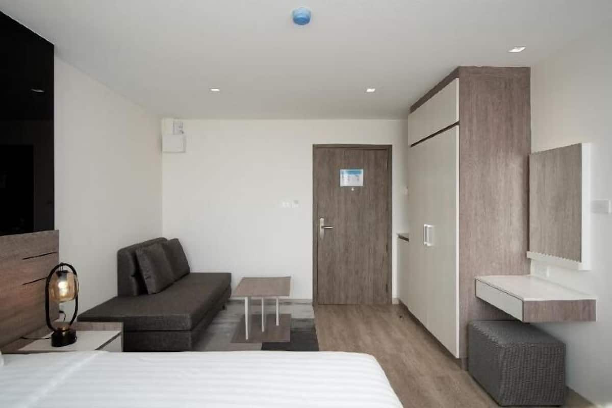 Premium bedding, free minibar items, in-room safe, desk