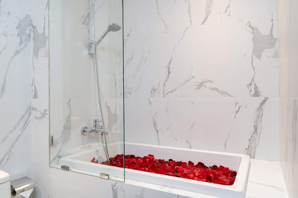 Family Quadruple Room | Bathroom | Shower, hydromassage showerhead, free toiletries, hair dryer