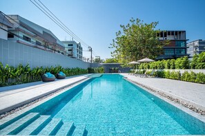 Piscina externa, funciona das 7h às 22h, guarda-sóis, espreguiçadeiras