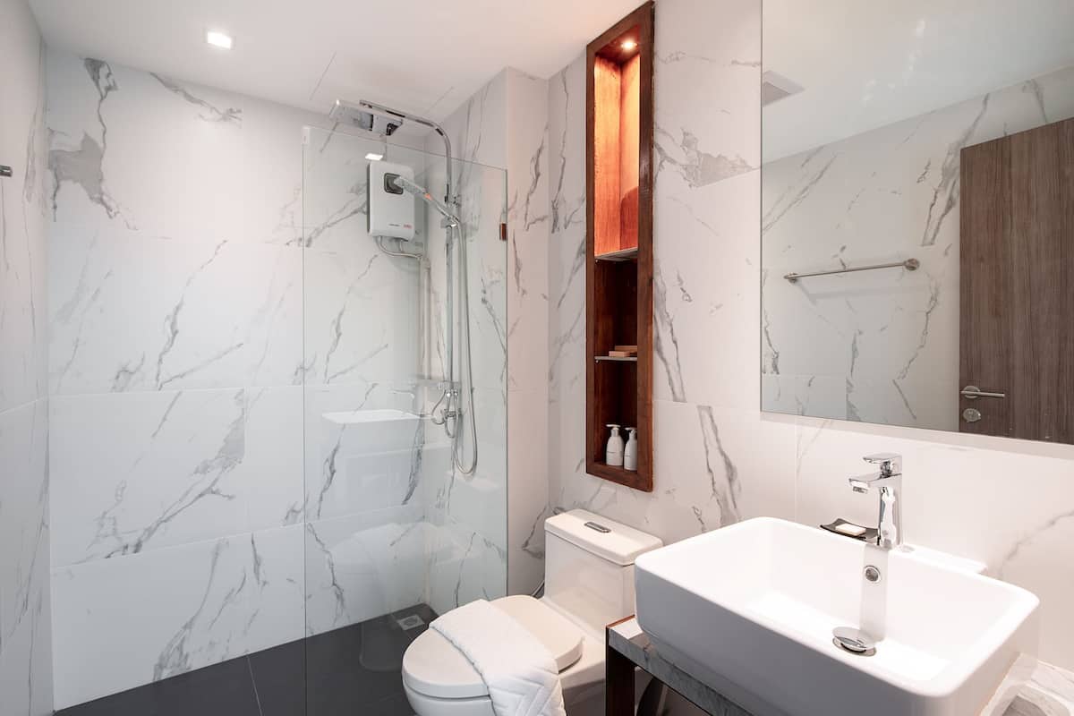 Shower, hydromassage showerhead, free toiletries, hair dryer