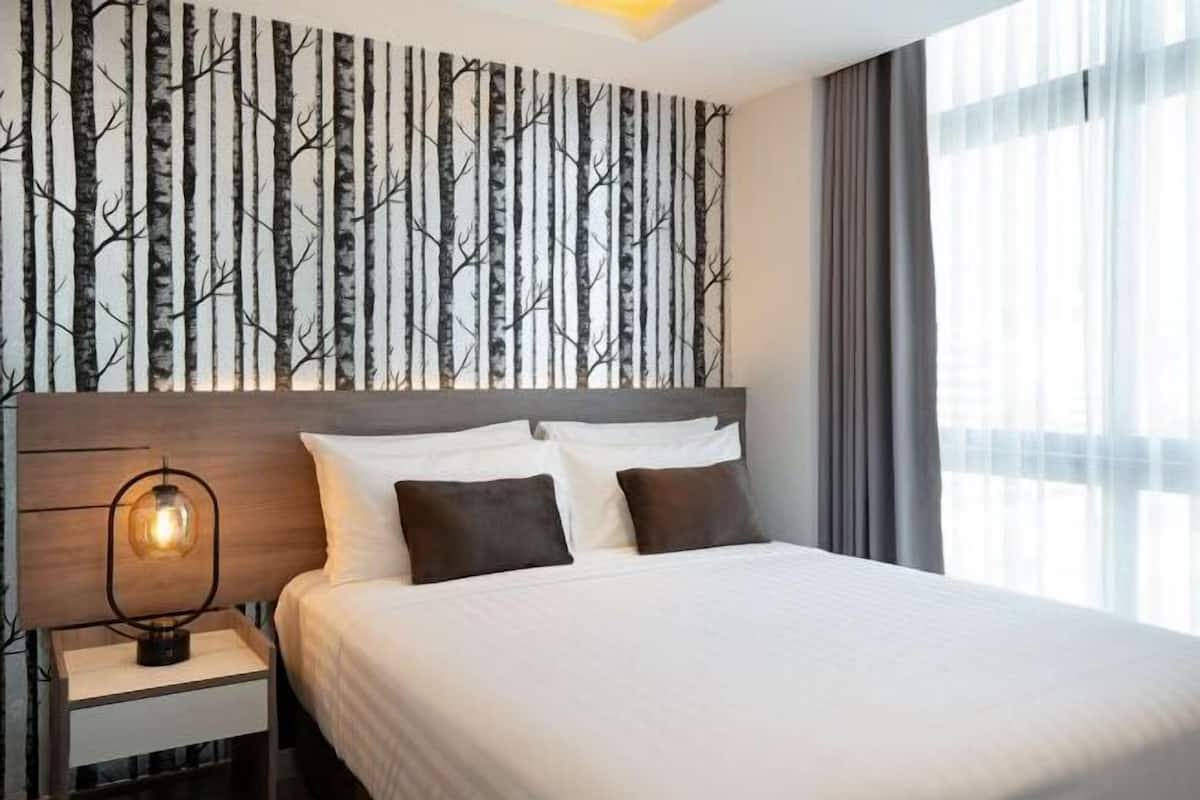 Premium bedding, free minibar items, in-room safe, desk