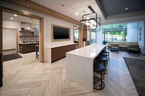 Free daily continental breakfast - Staybridge Suites Cincinnati East Milford by IHG (Milford)