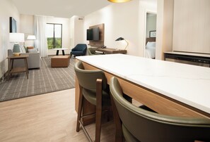 Desk, free WiFi, bed sheets - Staybridge Suites Cincinnati East Milford by IHG (Milford)