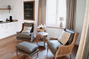 Apartment (4, Die Morgensonne) | Living area | Flat-screen TV, heated floors - Das Betthupferl - Ihr Aparthotel (Goldbach)