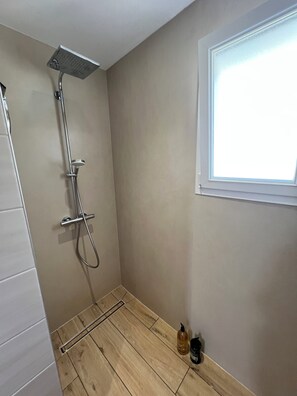 Dusche, Haartrockner, Handtücher