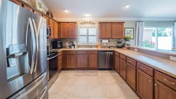 House, 3 Bedrooms | Private kitchen