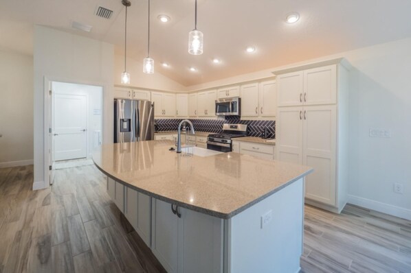 House, 3 Bedrooms | Private kitchen - Alsobrook Court 5646 (Wildwood)