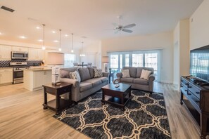 House, 3 Bedrooms | Living room - Alsobrook Court 5646 (Wildwood)