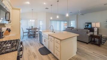 House, 3 Bedrooms | Private kitchen