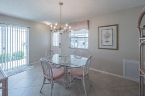 Dining - Crystal Court 900 (The Villages)