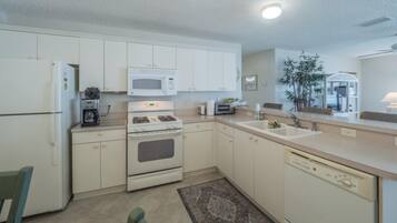 House, 2 Bedrooms | Private kitchen