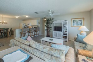 House, 2 Bedrooms | Living room - Crystal Court 900 (The Villages)