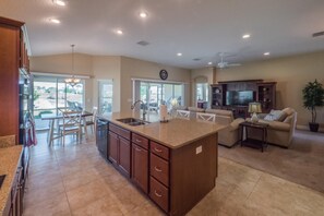 House, 3 Bedrooms | Private kitchen