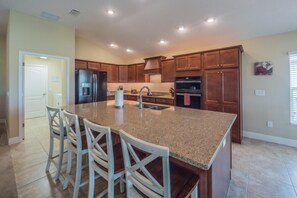 House, 3 Bedrooms | Private kitchen