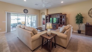 Living room - Hensley Avenue 5829 (Wildwood)