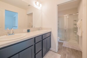 House, 3 Bedrooms | Bathroom