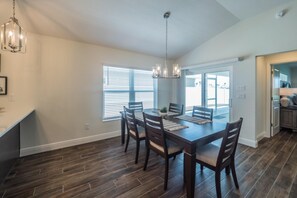 Dining - Freitag Avenue 6003 (Wildwood)