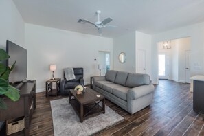 Living room - Freitag Avenue 6003 (Wildwood)
