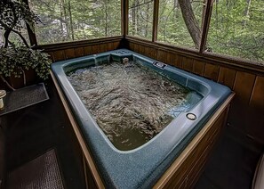 Casa, varias camas (Bear Creek Ridge #2120) | Tina de hidromasaje privada