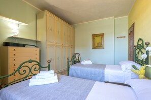 3 bedrooms, desk, iron/ironing board, free WiFi