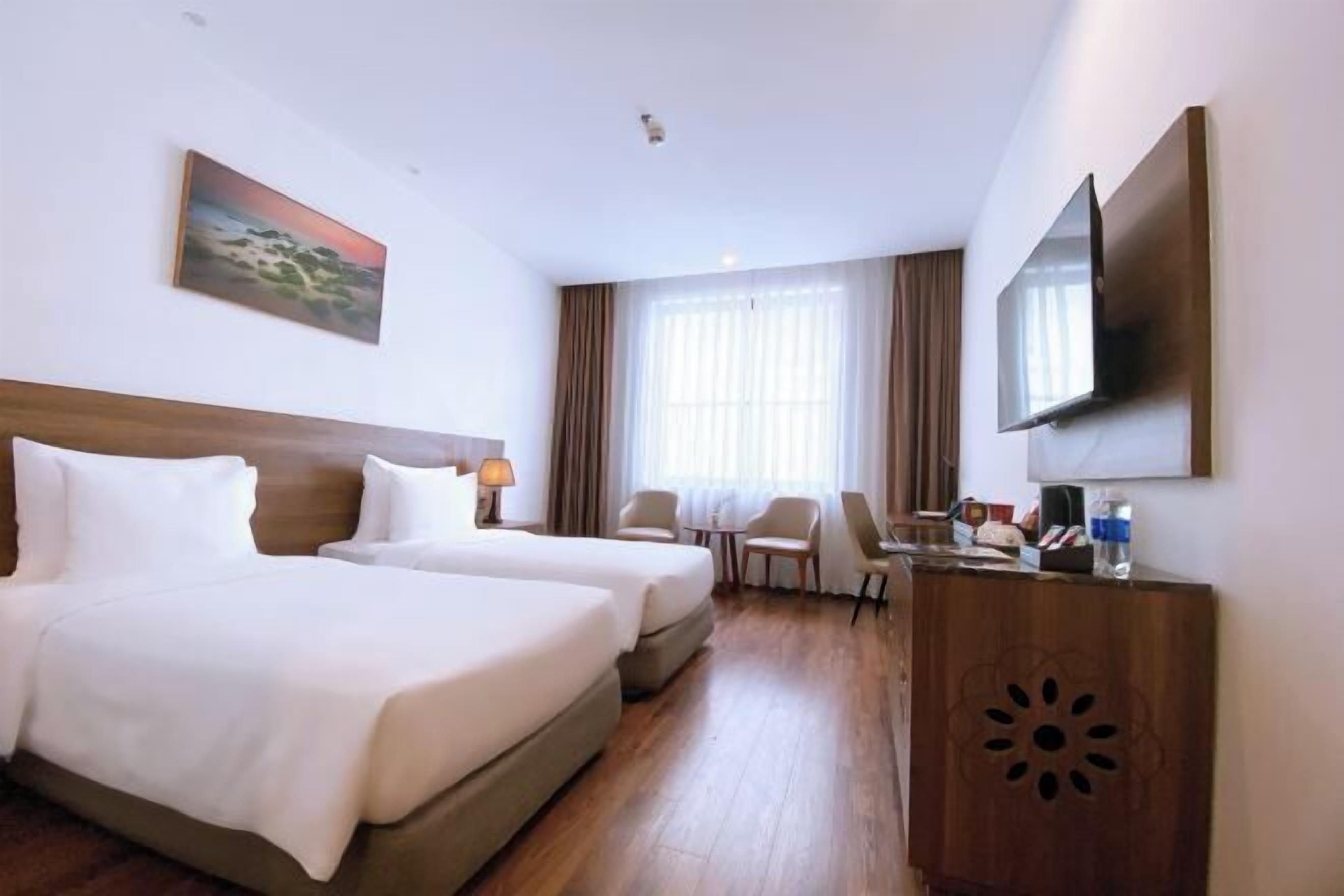 Minibar, caja fuerte, escritorio y cortinas opacas