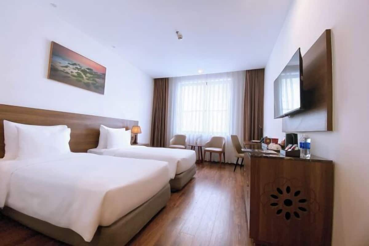 Minibar, caja fuerte, escritorio y cortinas opacas