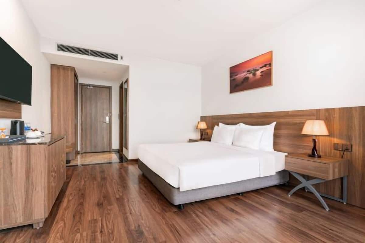 Minibar, coffres-forts dans les chambres, bureau, rideaux occultants