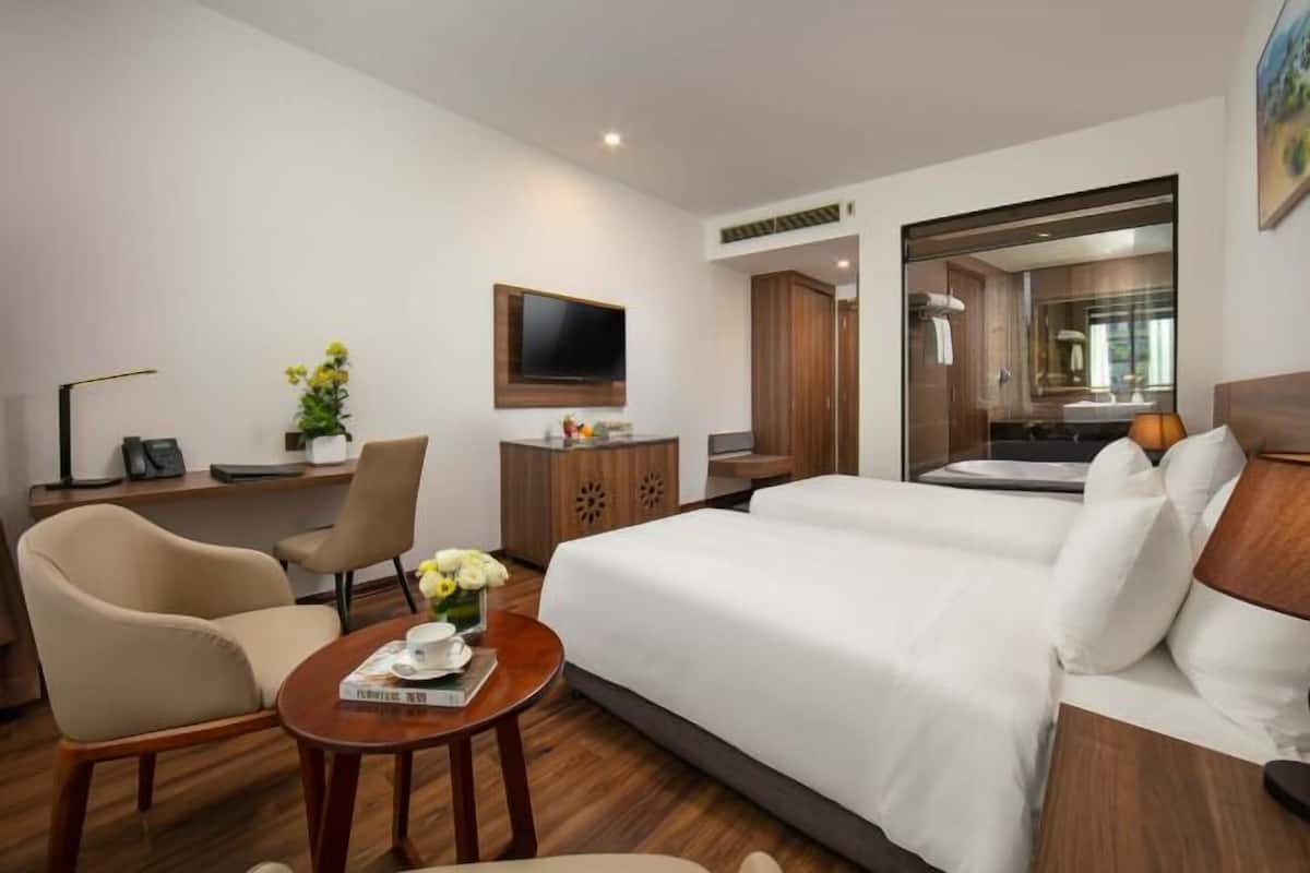 Minibar, caja fuerte, escritorio y cortinas opacas