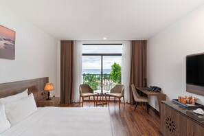 Deluxe  Double Sea View | Minibar, coffres-forts dans les chambres, bureau, rideaux occultants