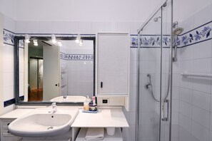 Shower, hair dryer, bidet, towels - The Green House in Trastevere (Roma)