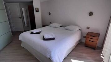 2 chambres, fer et planche Ă repasser, Wi-Fi gratuit, draps fournis