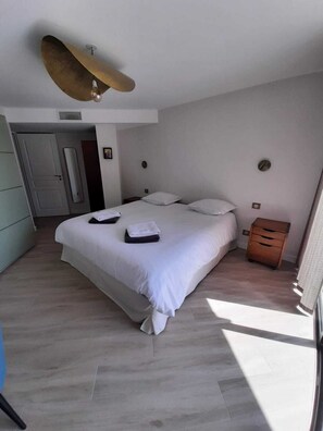 2 bedrooms, iron/ironing board, free WiFi, bed sheets