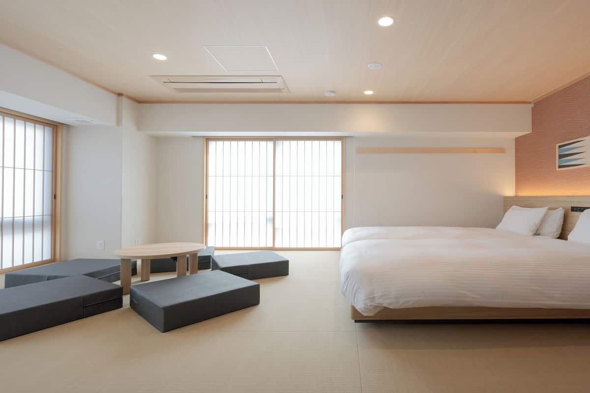 羽絨被、客房內保險 箱、書桌、熨斗/熨衣板