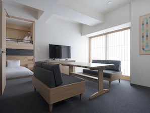 Værelse - ikke-ryger | Dundyner, pengeskab på værelset, skrivebord, strygejern/strygebræt