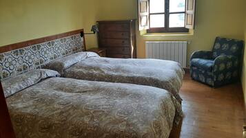 3 slaapkamers, een strijkplank/strijkijzer, wifi, beddengoed