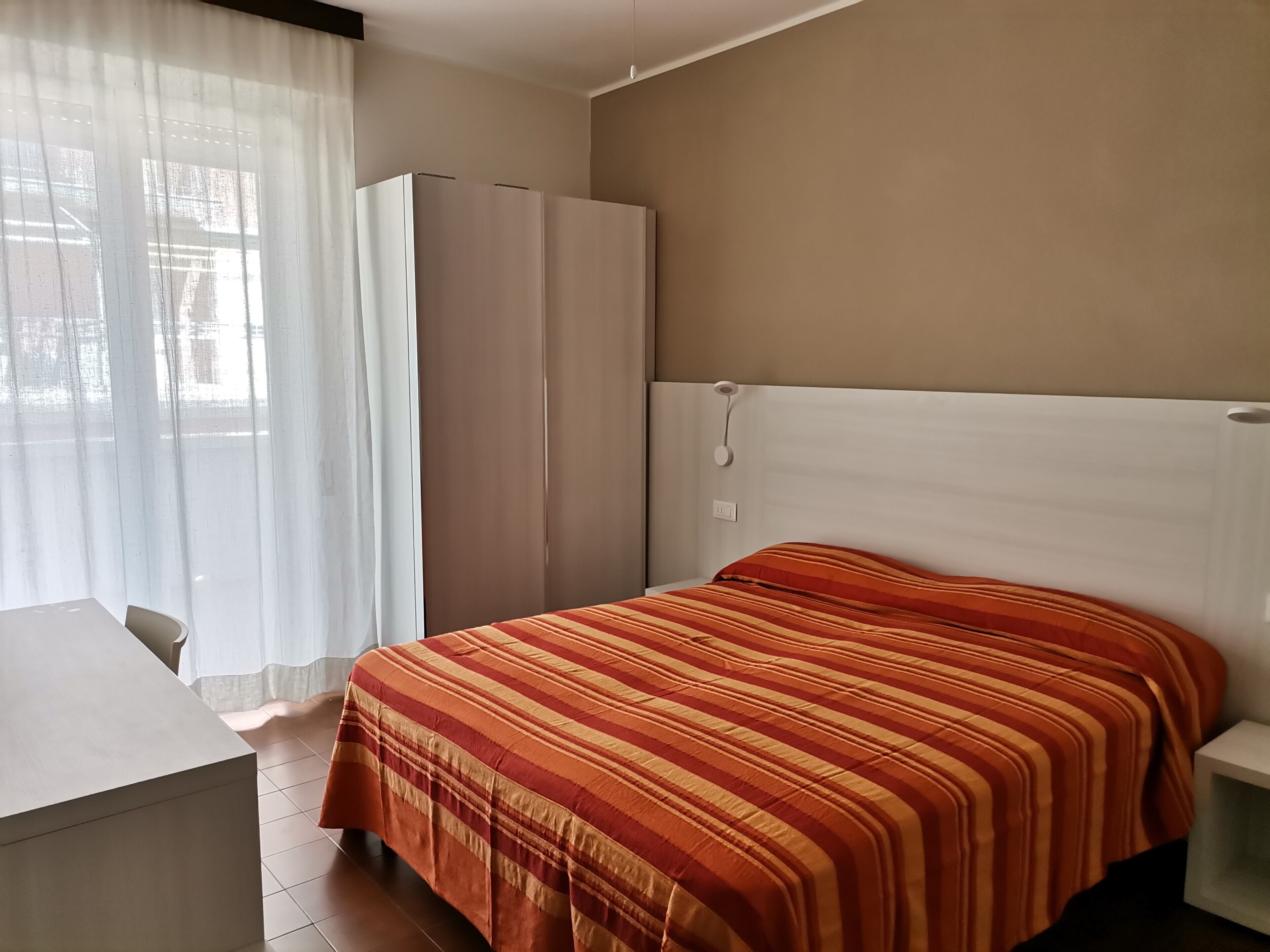 1 chambre, coffres-forts dans les chambres, fer et planche à repasser