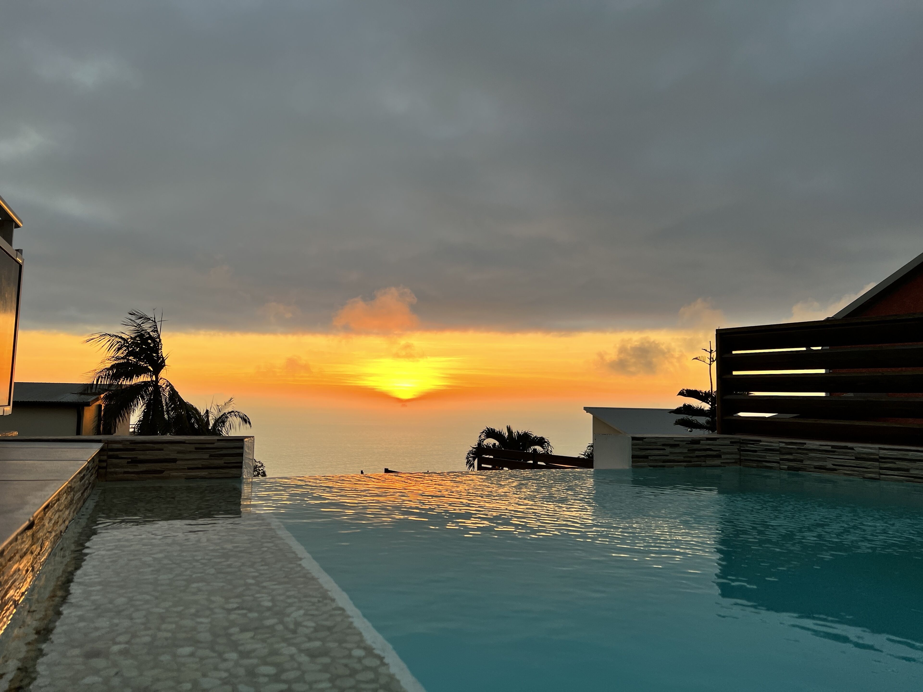 حمّام سباحة خارجي، حمّام سباحة مُدفَّأ