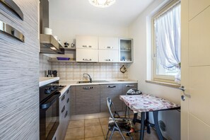 Kühlschrank, Ofen, Herdplatte, Wasserkocher mit Kaffee-/Teezubehör