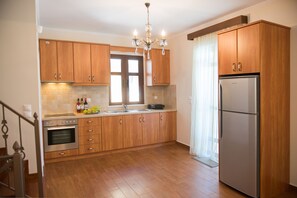 Villa de lujo | Cocina privada | Refrigerador con congelador, horno, tostadora y utensilios de cocina 