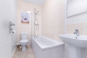 Maison | Salle de bain | Ensemble douche/baignoire, articles de toilette gratuits, sèche-cheveux