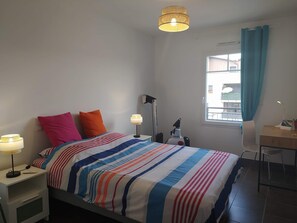 1 chambre, bureau, fer et planche à repasser, Wi-Fi