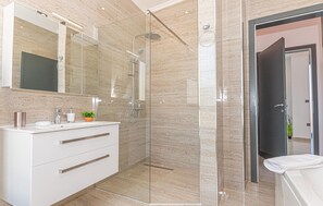 Combined shower/bathtub, hair dryer