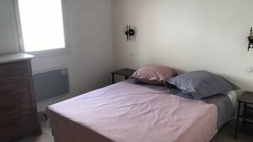 2 Schlafzimmer, BĂŒgeleisen/BĂŒgelbrett, kostenloses WLAN, BettwĂ€sche